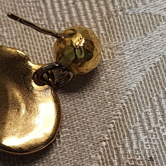 HERVÉ VAN DER STRAETEN SIGNED HAMMERED GOLD PLATED HEART DROP EARRINGS RARE PIER - Picture 14 of 15